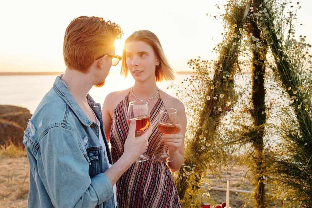 酵素和膠原蛋白可以一起吃嗎?營養師完整解析搭配秘訣 9 A couple enjoying wine during a romantic sunset outdoors by the water.